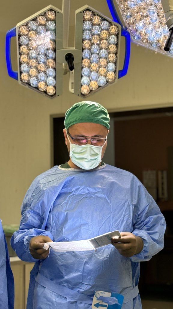 Prof. Dr. Bahri Gök ameliyathanede